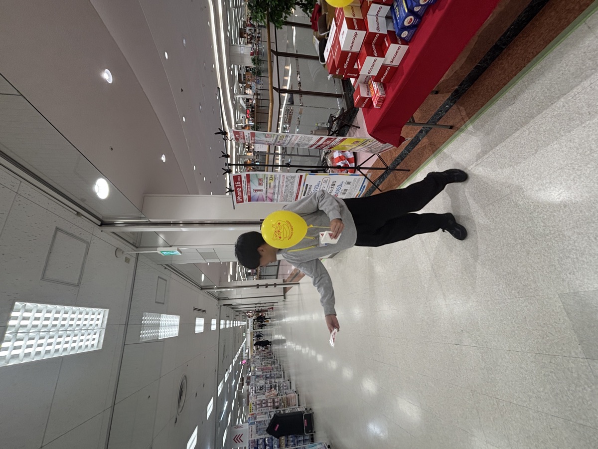 店頭でお客様に声かけをする学生インターン