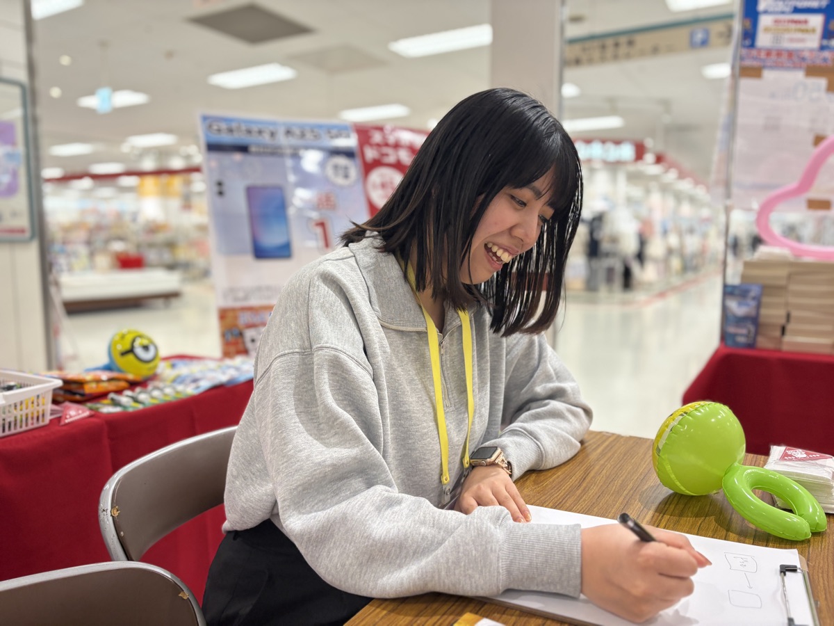 現場で楽しそうに働く学生インターン